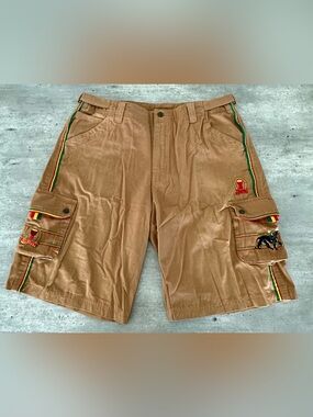 Men’s Cargo Shorts 
Sageman 
Embroidered logo & detail